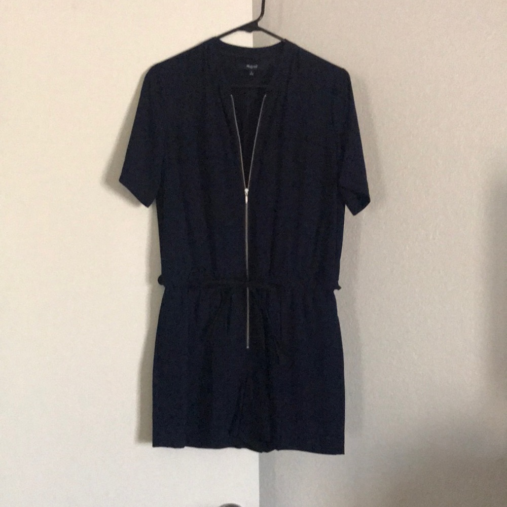 Hazy tamper with pockets.